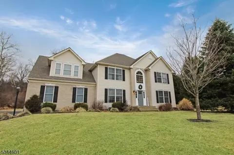 2 Tara Ct, Hardwick Twp, NJ 07825