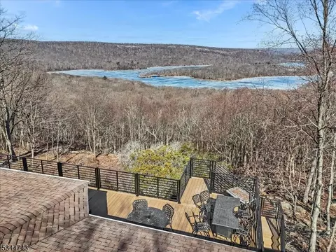 23 Hilltop Rd, Kinnelon, NJ 07405