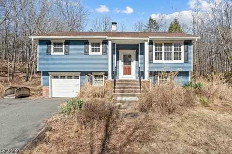 208 Mcpeek Rd, Lafayette, NJ 07848