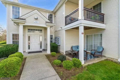 678 Honeybrook Cir, Stewartsville, NJ 08886