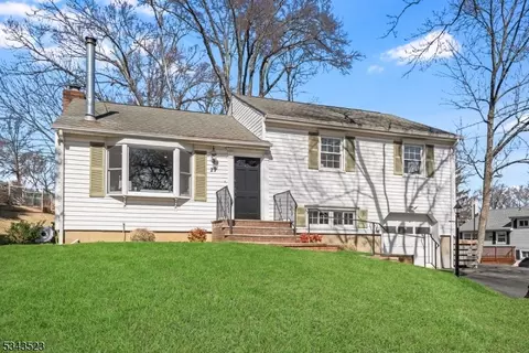 21 Countrywood Dr, Morris Plains, NJ 07950