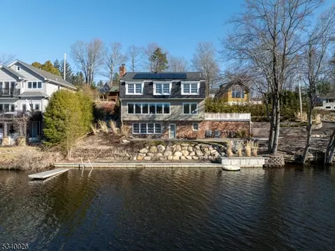 93 Point Breeze Dr, Hewitt, NJ 07421