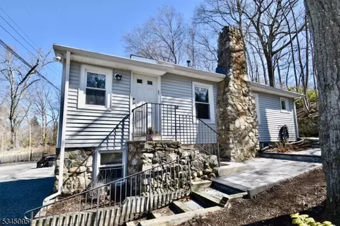 94 Wildwood Rd, Oak Ridge, NJ 07438