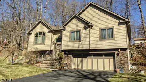 4 Oak Rd, Sussex, NJ 07461