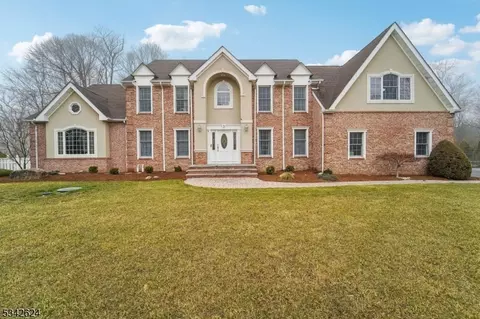 3 Lola Ct, Oak Ridge, NJ 07438