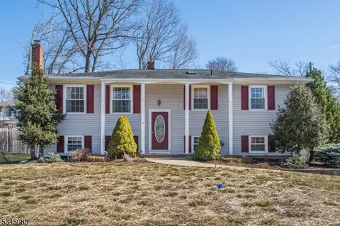 32 Summit Rd, Oak Ridge, NJ 07438