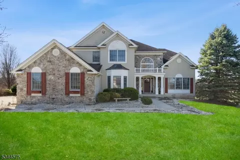 26 Red Hawk Ln, Stewartsville, NJ 08886