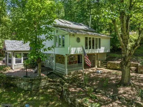10 Morningstar Ln, Bethlehem Twp, NJ 08802