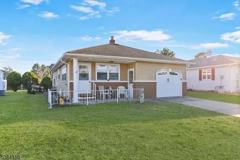 5 Falmouth St, Toms River, NJ 08757
