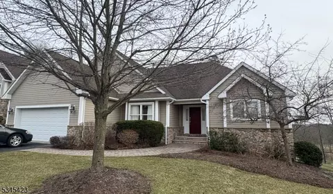 11 Wentworth Ct, Hamburg, NJ 07419