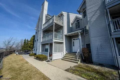 17 Crystal Ln, Paterson, NJ 07501