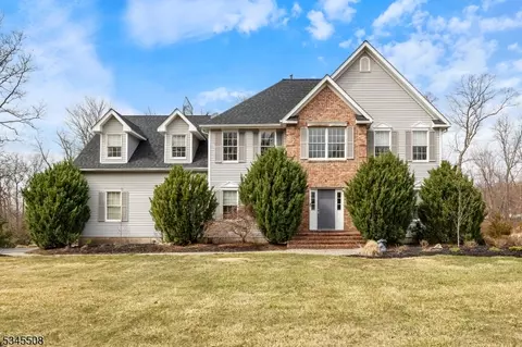 6 Chelsea Dr, Randolph, NJ 07869