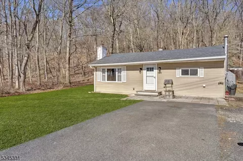 922 Plymouth Lake Dr, Newton, NJ 07860