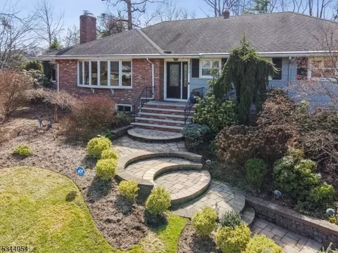 253 Meeting House Ln, Mountainside, NJ 07092