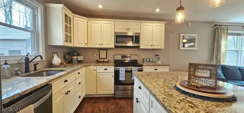 341 Elmira Trl, Hopatcong, NJ 07843
