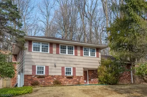 8 Skyview Ter, Morris Plains, NJ 07950