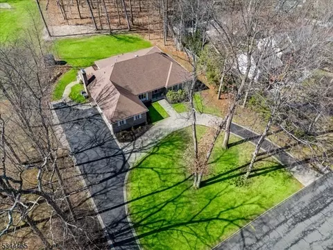 12 Blue Jay Ct, Warren, NJ 07059