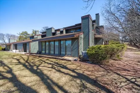 9 Ridgedale Dr, Annandale, NJ 08801