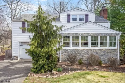 17 Colony Dr, Caldwell, NJ 07006