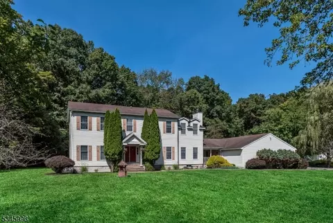 11 Tanglewood Dr, Lafayette, NJ 07848