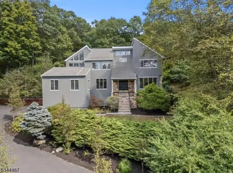 10 S Glen Rd, Kinnelon, NJ 07405