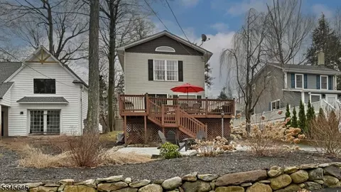 124 Point Breeze Dr, Hewitt, NJ 07421