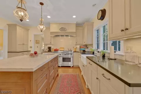8 Pine Holw, Bernardsville, NJ 07924