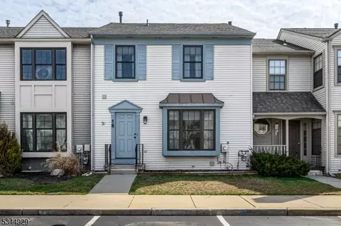 16 Riesling Ct, Marlton, NJ 08053