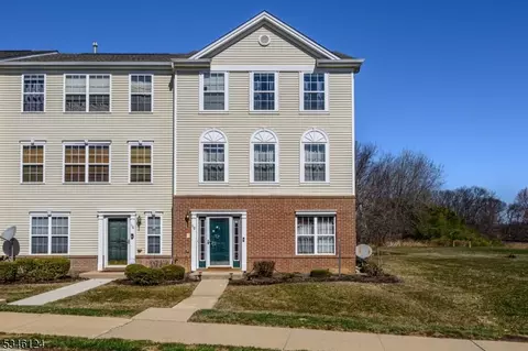 112 Woodlake Dr, Parlin, NJ 08859