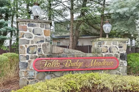 91 Falls Bridge Dr #736, Totowa, NJ 07512