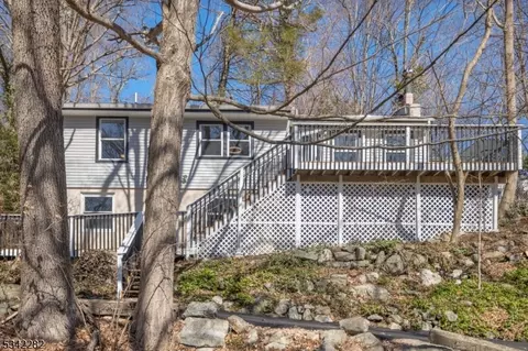 71 Roosevelt Ave, Oak Ridge, NJ 07438