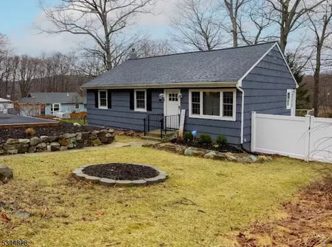6 Beach Plz, Hardyston, NJ 07460