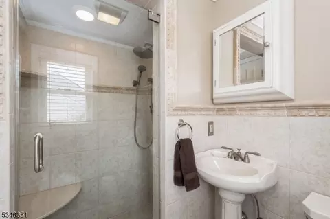 7 Melanie Ln, Wayne, NJ 07470 photo 9