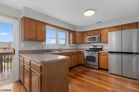 22 Beacon Hill Cmns, Pompton Lakes, NJ 07442