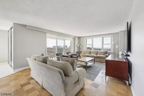 555 North Ave #11F, Fort Lee, NJ 07024
