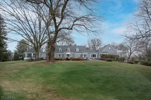 8 Oratam Dr, Peapack, NJ 07977