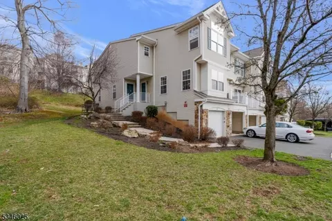 22 Dudley Ct, Green Brook, NJ 08812