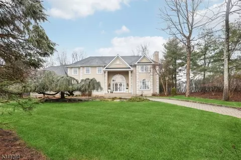507 Dara Ln, Franklin Lakes, NJ 07417