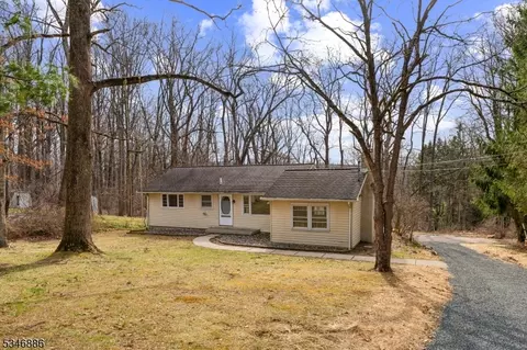 9 Orchard St E, Califon, NJ 07830
