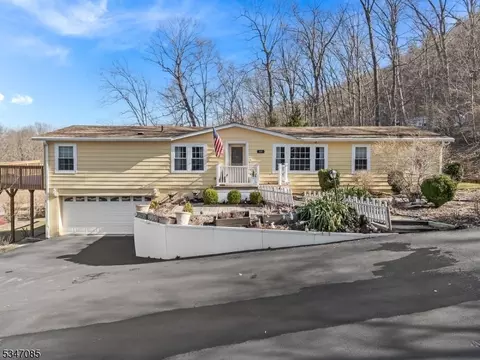 27 Dennis Rd, Lafayette, NJ 07848