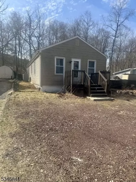 52 Wildwood Rd, Oak Ridge, NJ 07438