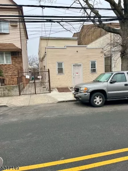 680 N 6th St, Newark, NJ 07107