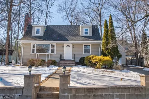 185 Oakwood Dr, Wayne, NJ 07470