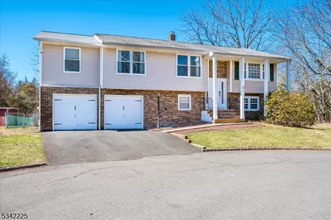 16 Huntsman Ln, Hillsborough, NJ 08844