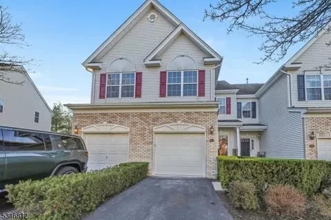 582 Brittany Cir #582, Nutley, NJ 07110