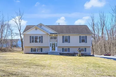 28 Reigler Rd, Hewitt, NJ 07421