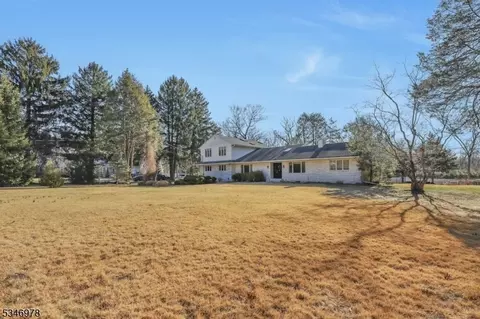 919 Colonial Rd, Franklin Lakes, NJ 07417