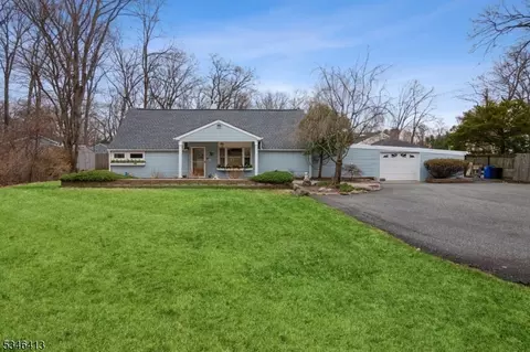 17 Moraine Rd, Morris Plains, NJ 07950