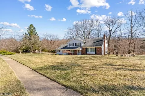 4 Sue Ct, Roxbury Township, NJ 07836