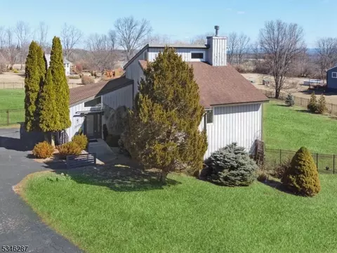 2 Hampton Downes, Newton, NJ 07860